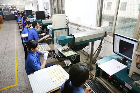 Fluxo de produção de etiquetas de identificação para pets